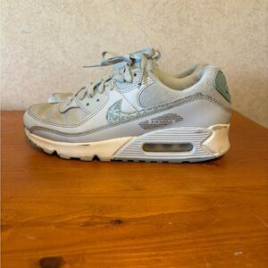 Nike Air max 90 Sneakers Camo Swoosh DJ5415-400 Edition Women’s Size 7.5